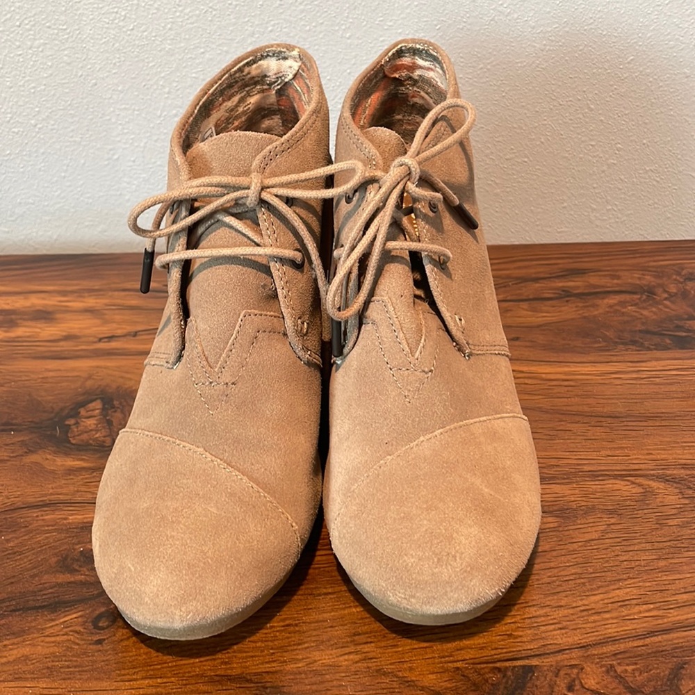 Toms neutral wedges